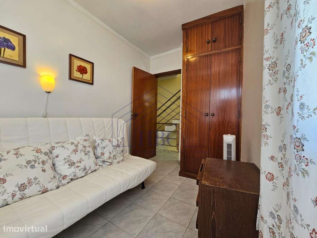 Moradia T3 de três andares no centro da Fuseta-11