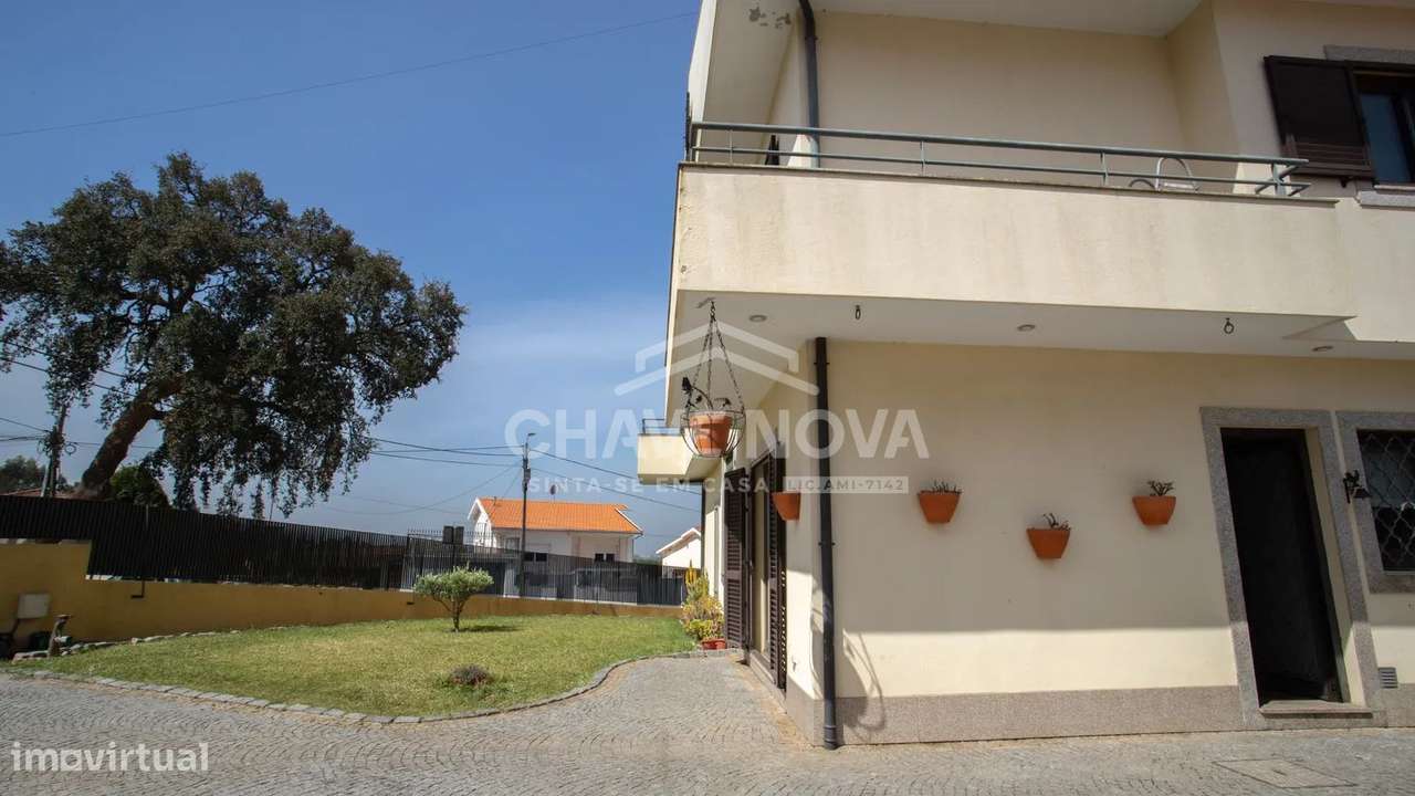 Moradia V3 de quatro frentes - Perosinho-35