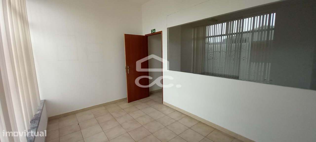 Loja para arrendar com 3 divisões e grande montra - Grande imagem: 4/22