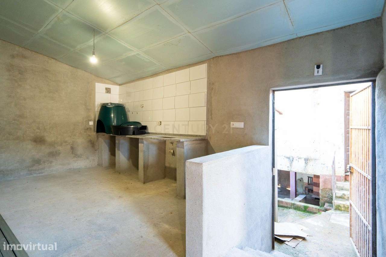 Moradia para recuperar com vários materiais incluidos - Grande imagem: 5/27