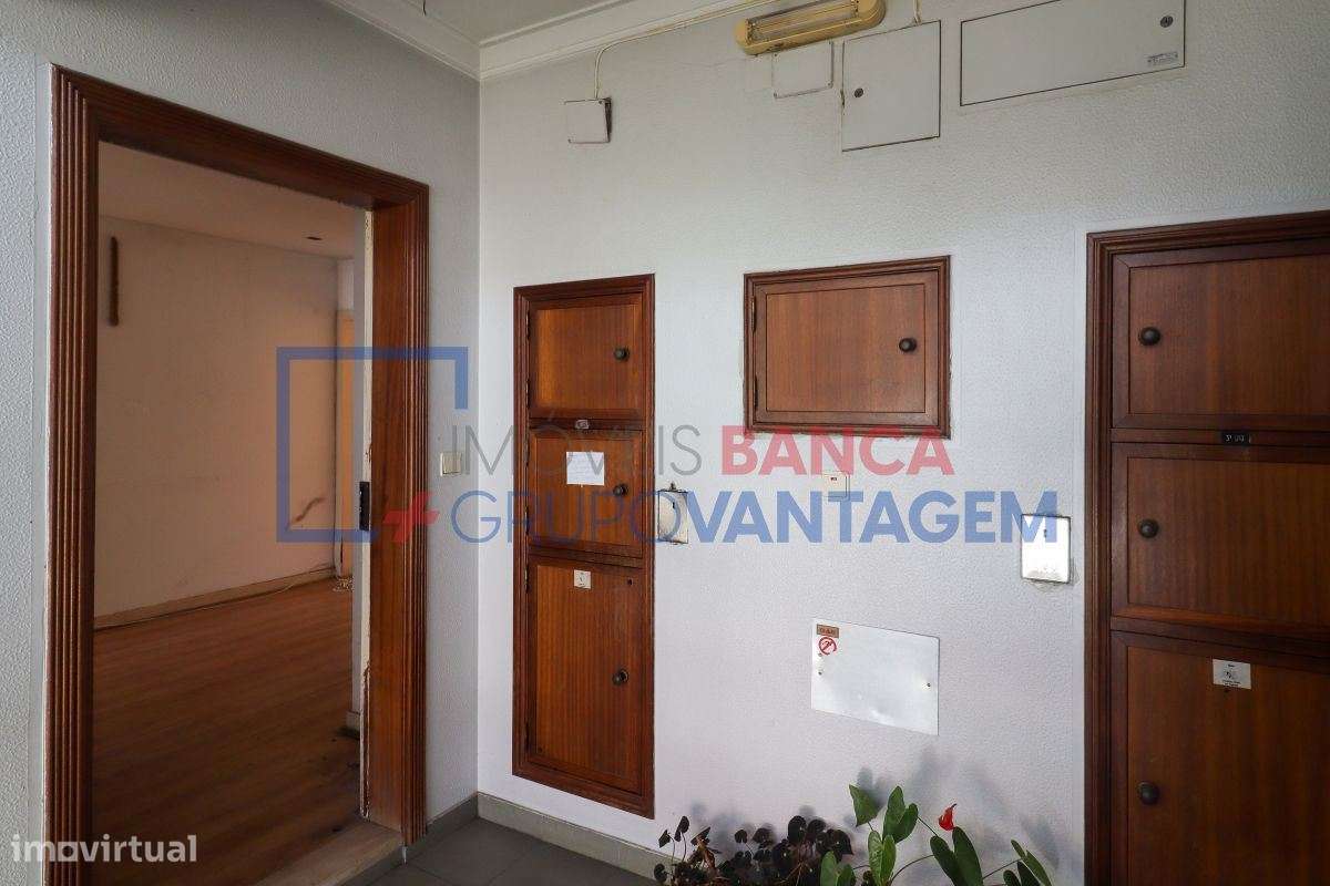 Apart. T2 com garagem e arrecadação, para renovar - MALVEIRA - Grande imagem: 2/30