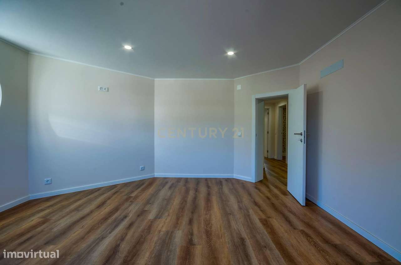 Apartamento T3 com parqueamento frente ao Parque D. Carlos I-12