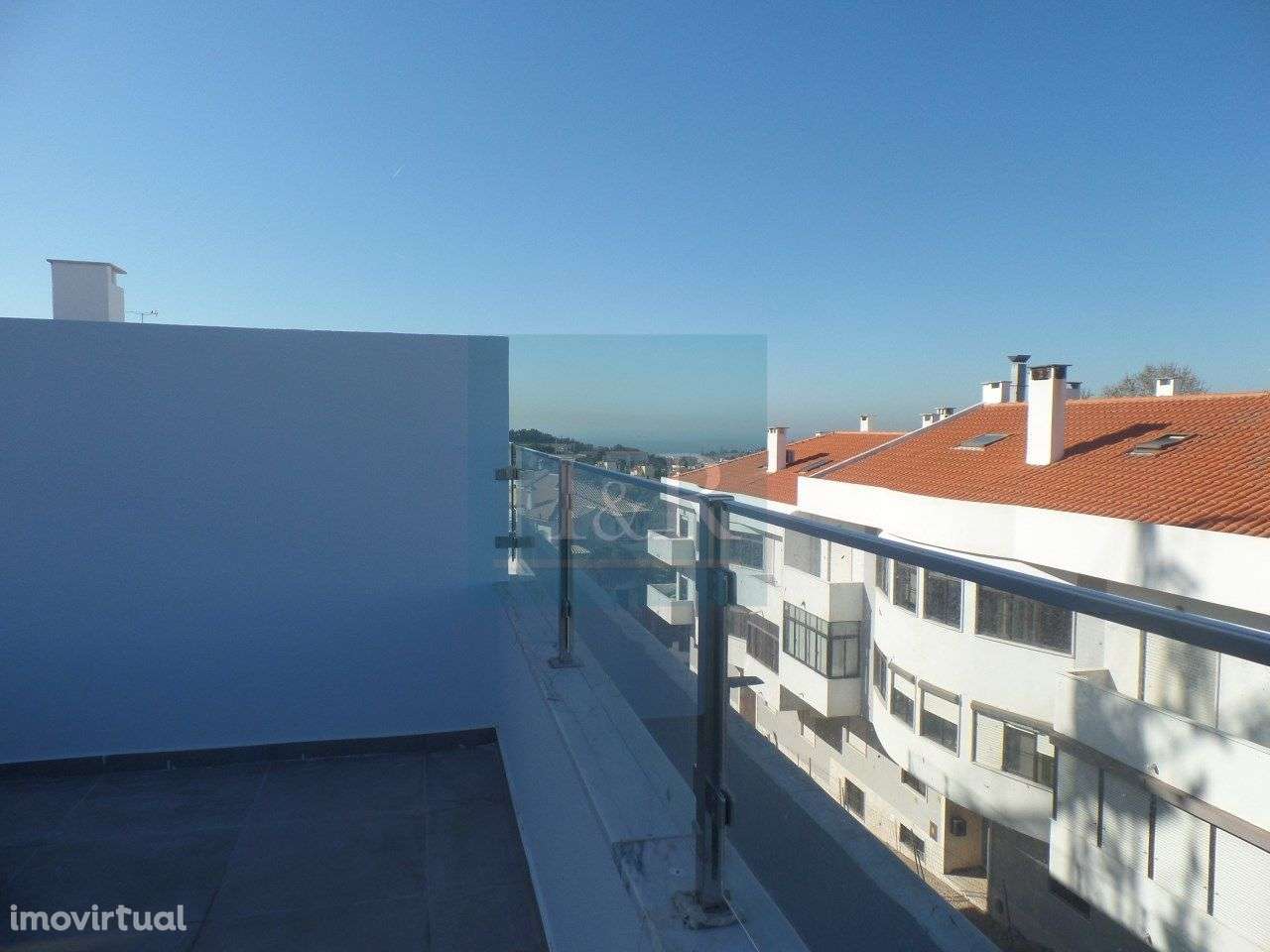 Apartamento T2 com 4 Varandas e Garagem, em Queijas