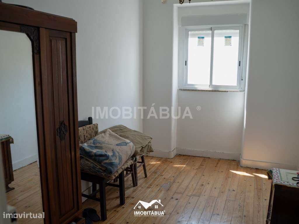 Espaço comercial com habitação T5 no centro da vila-11