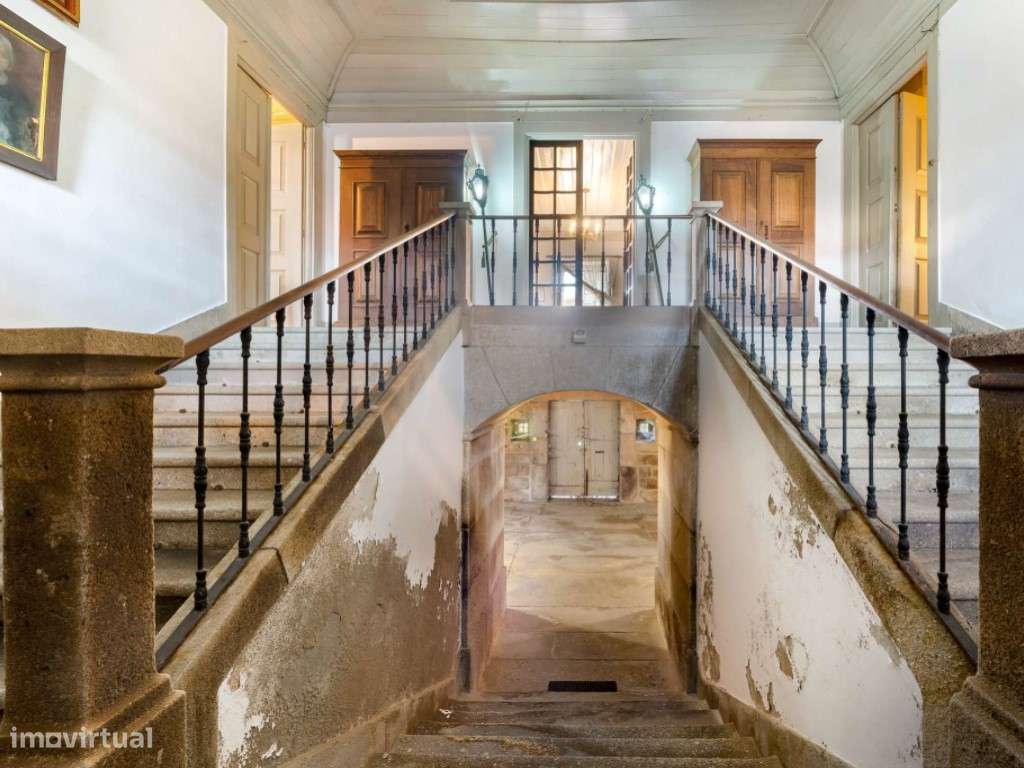 Solar do Século XVIII no centro da vila de Aguiar da Beira, Guarda - Grande imagem: 5/39