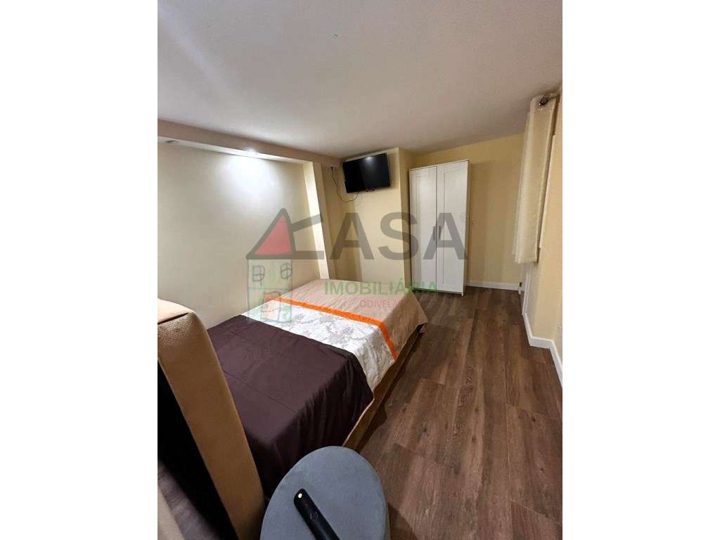 Moradia T15 com Renda Ativa + de €12.000/mês em Famões-15