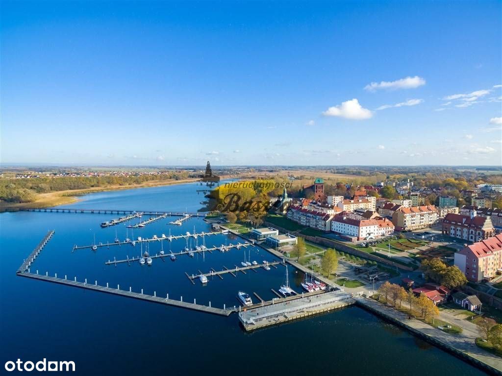 Hotel tuż nad wodą z widokiem na marinę