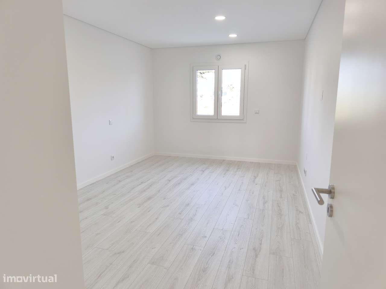 Apartamento T3 Novo c/ Garagem e um parque de Estacionamento-5