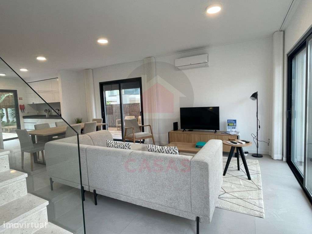 Moradia de arquitectura moderna com piscina privada-14