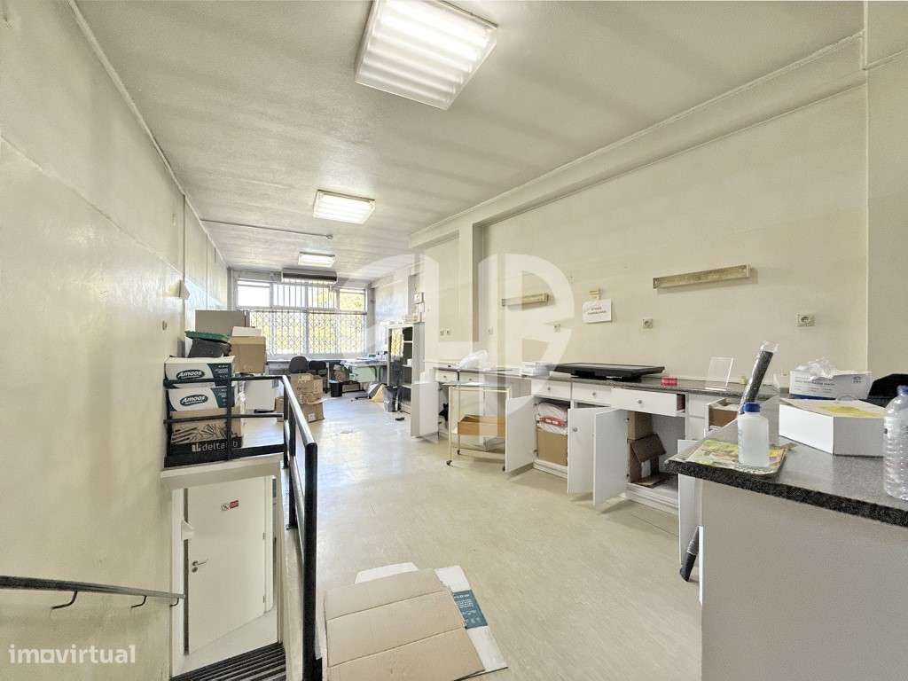 Edifício Comercial 2 Pisos // Rua do Padrão - Pedroso-32