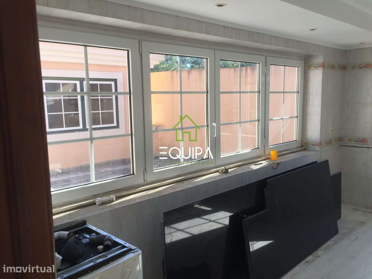 Moradia isolada T-7, na estrada nacional 117, em Belas, concelho de Si-9