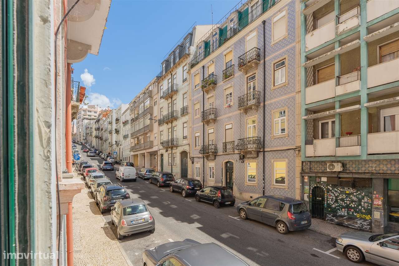 Apartamento T3 em Arroios – Charme clássico no coração de Lisboa-28