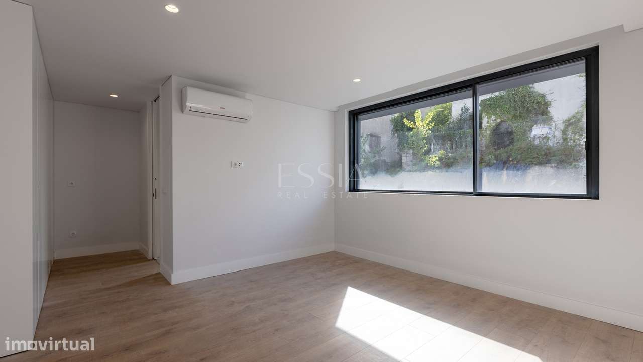 Moradia Geminada T3+1 com Jardim e Três Frentes na Boavista-36