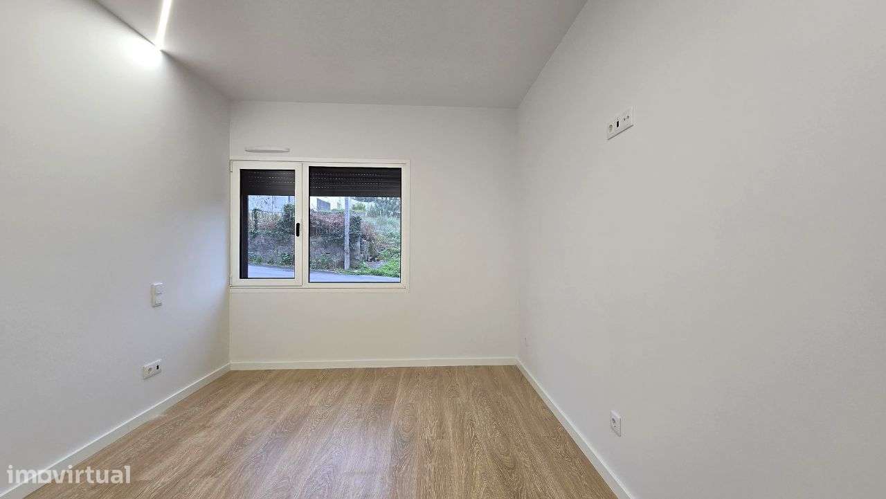 T2 c/ Arrumo de 94m² + Garagem | Última Fração | Potencial Bi-Familiar-9