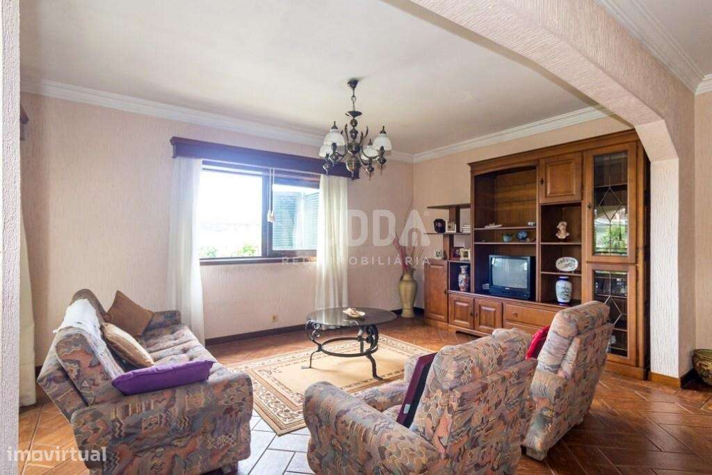 Moradia BI-FAMILIAR com amplas varandas-17