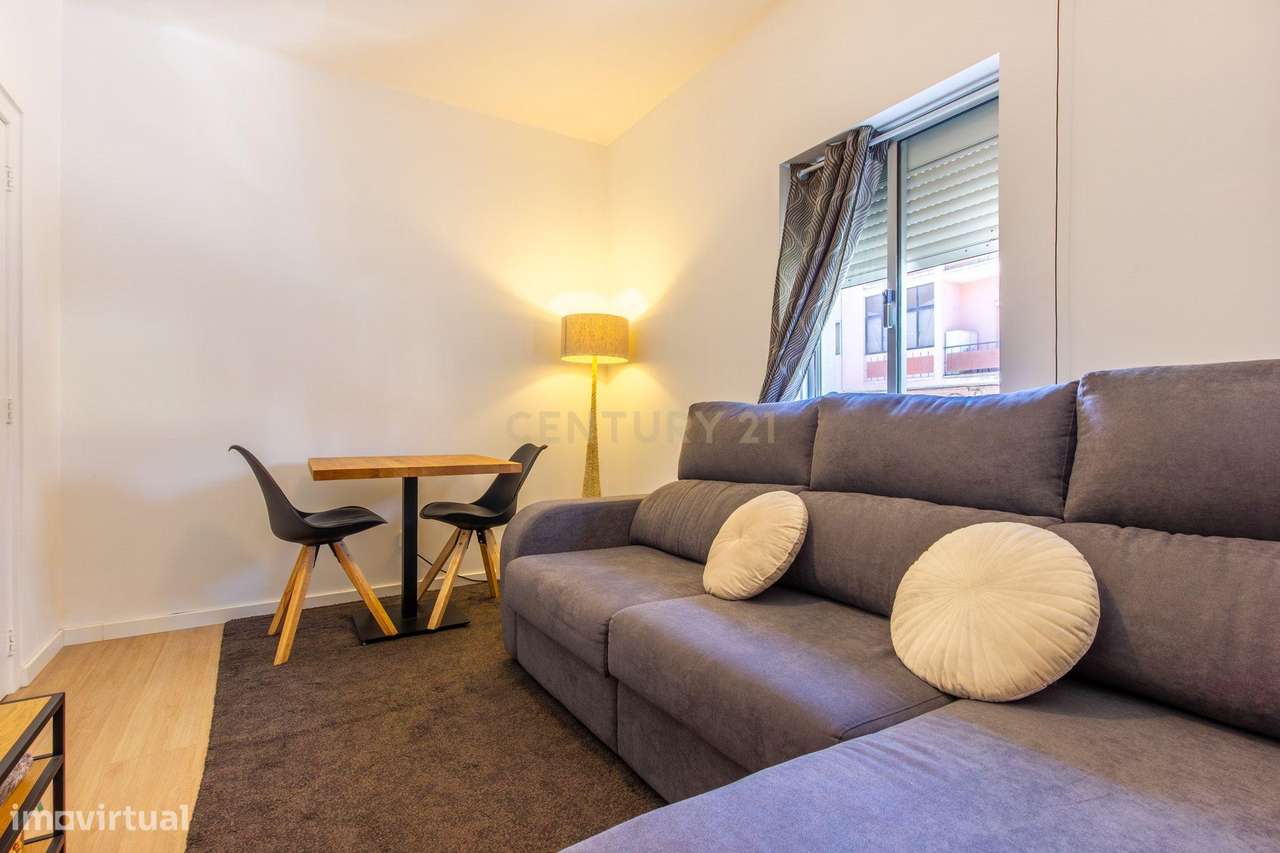 Apartamento renovado com logradouro de aproximadamente 30m2.-6