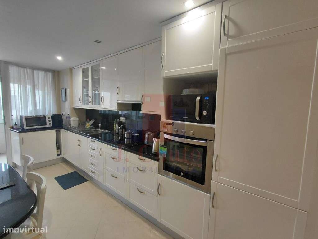 Apartamento T2 Junto à Praça da Fruta - Grande imagem: 2/25