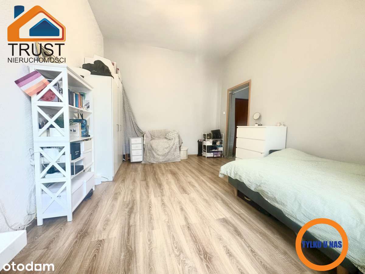 Przestronna, kawalerka w ścisłym centrum!-2