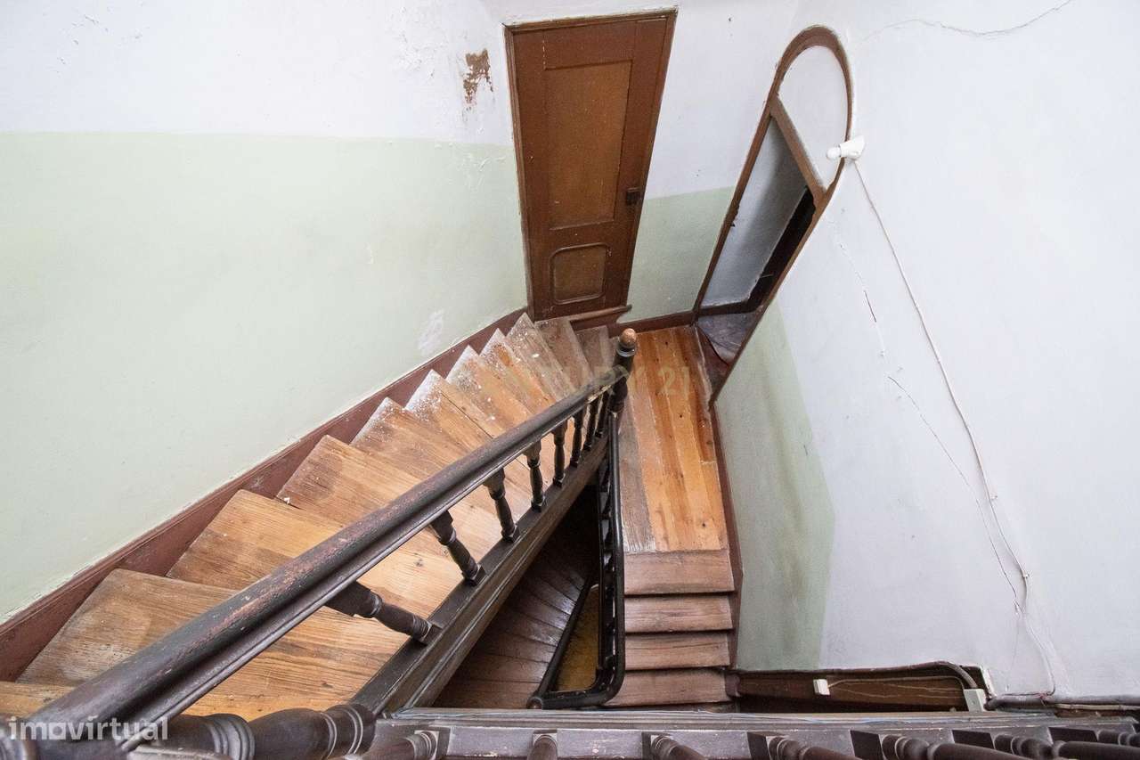 Prédio na emblemática Rua do Quebra Costas, no centro histórico de Coi-34