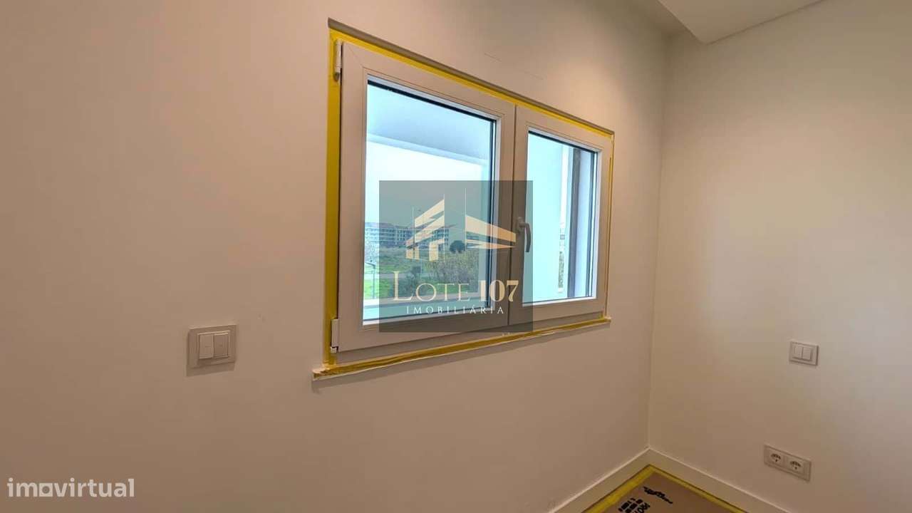 Apartamento T2 Novo em Val Flores-15