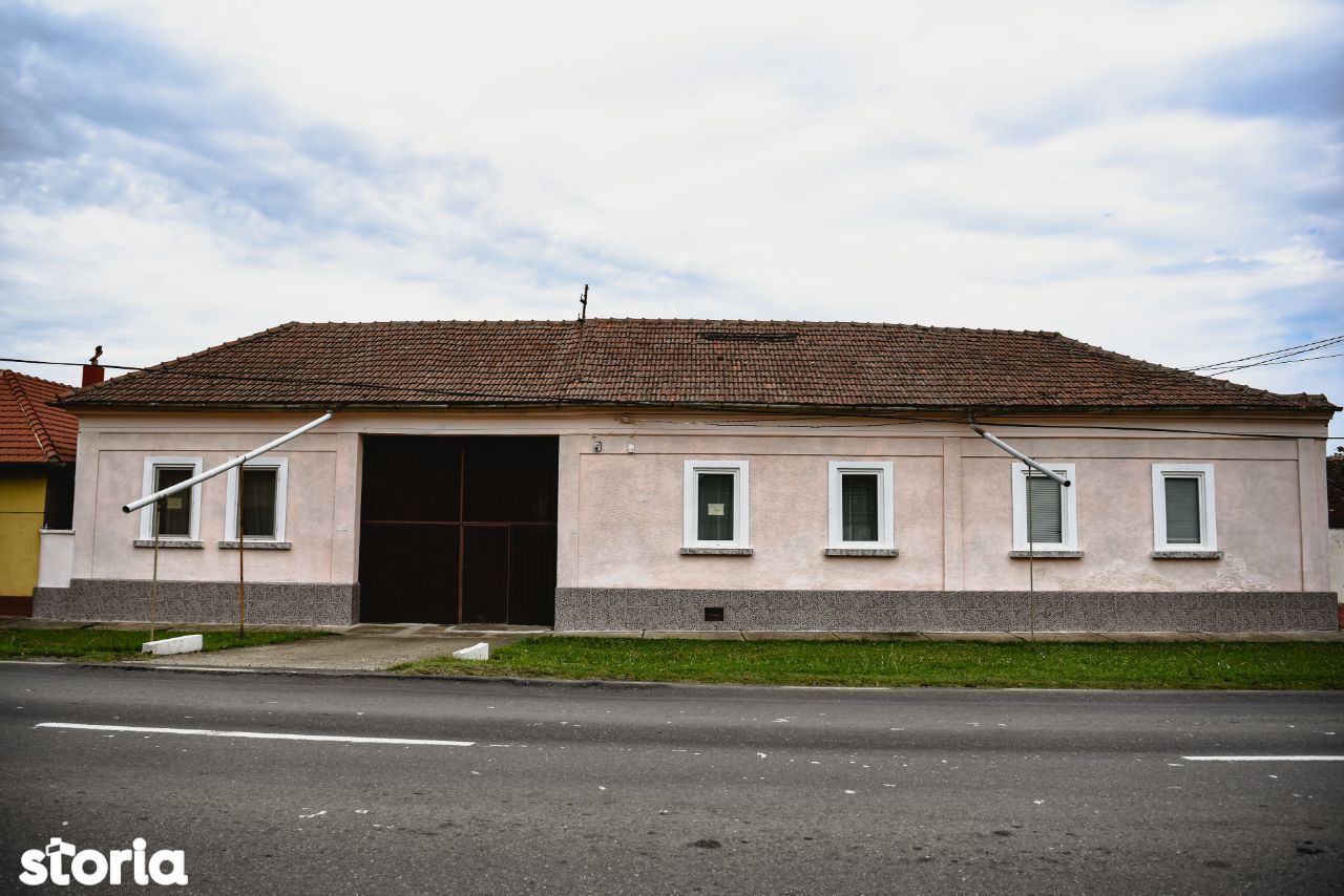 Vând casă 12 camere centrul comunei Pischia.