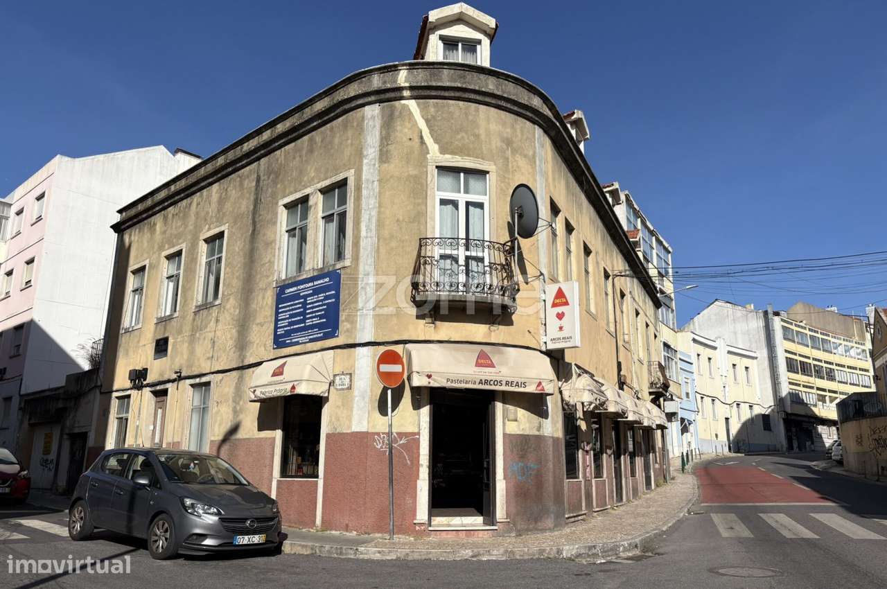 Prédio para recuperação total em Queluz-1
