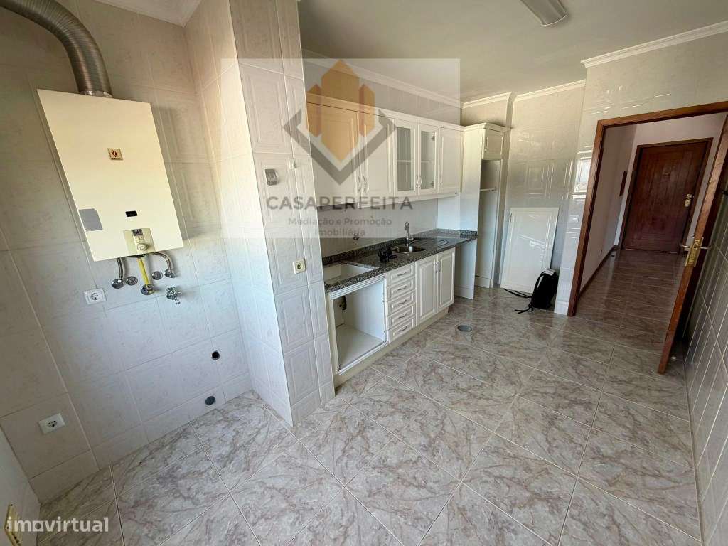 Fabuloso Apartamento T2 com Varanda e Box - Olival-7