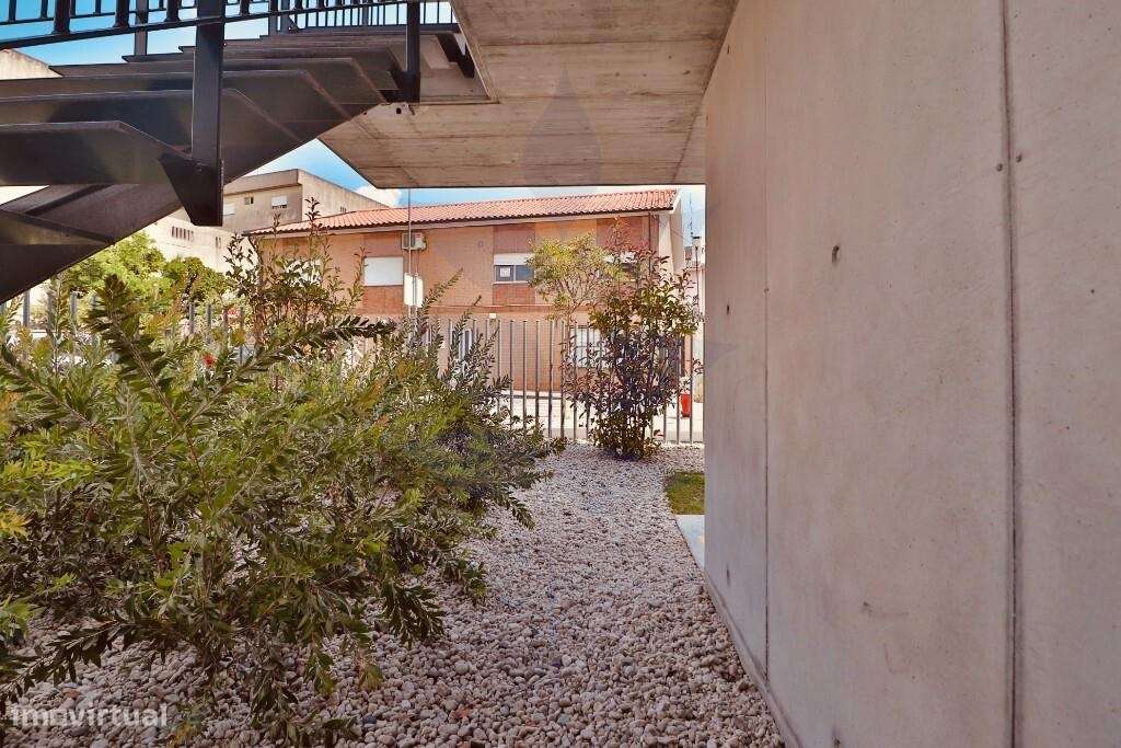Vende-se T3 Duplex - Condominio Fechado - Como Novo - Empreendimento V-44