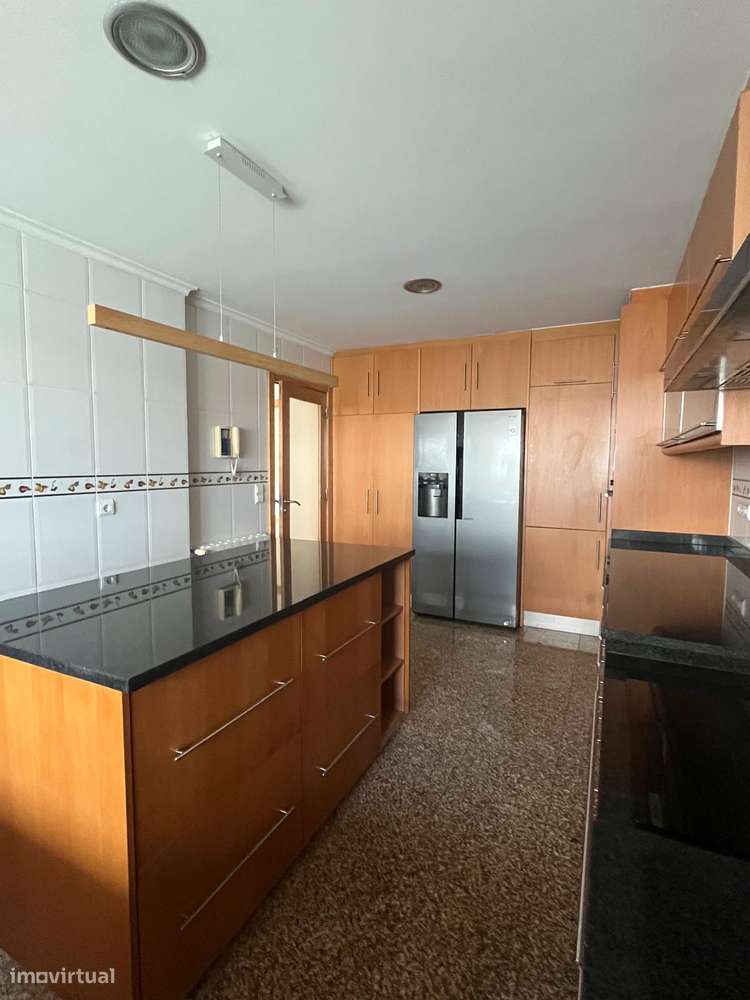 Geminada com piscina, garagem e terraço em Canidelo-4