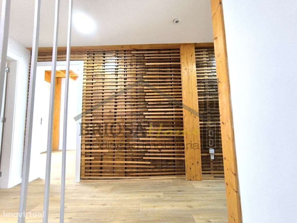 Prédio na Avenida Sá da Bandeira, Coimbra. - Grande imagem: 4/22