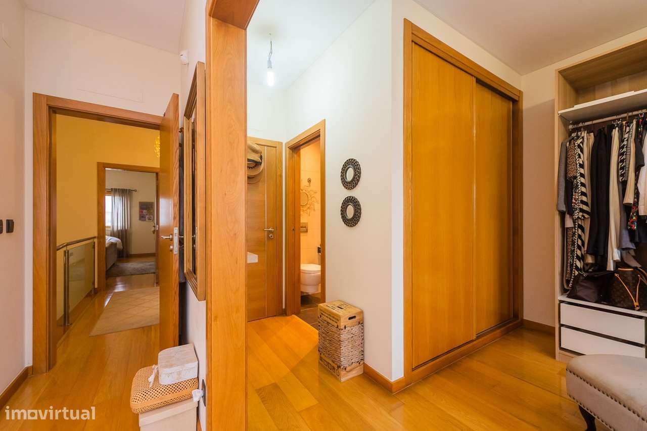 Moradia T-4+1 em Agualva Cacém-44