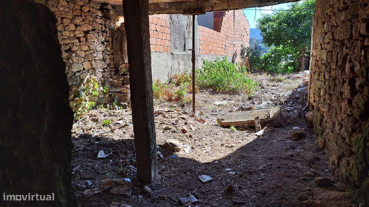 Moradia T2 para Reconstrução no Centro de Almalaguês-23