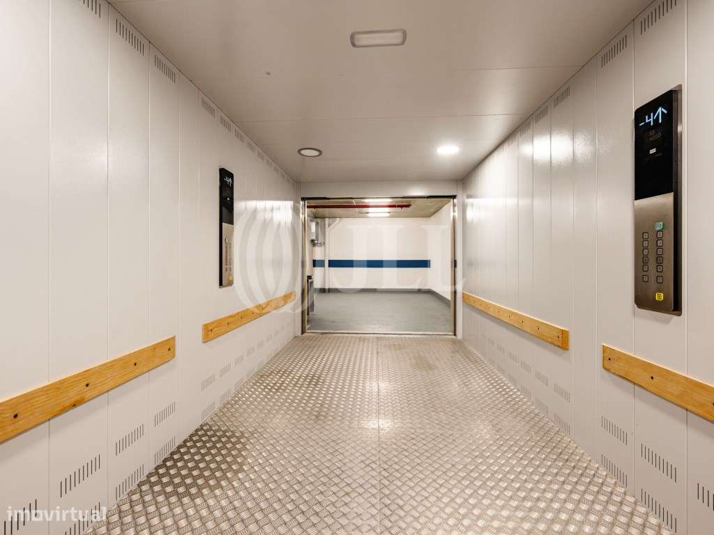 Apartamento T2, com varandas e estacionamento, em Lisboa-42