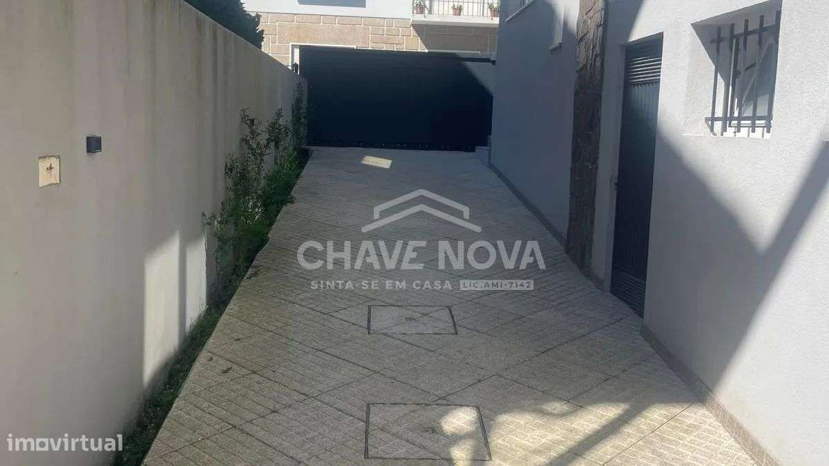 Moradia T4 Totalmente Remodelada em Águas Santas-7