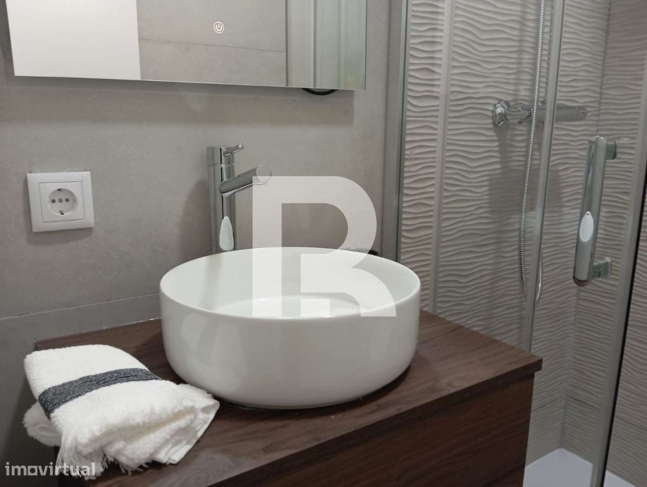 Apartamento T3 Totalmente Remodelado em Benfica-16
