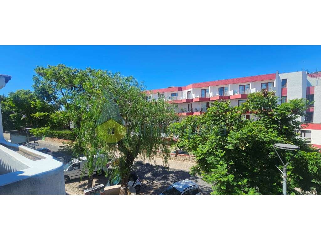 Excelente apartamento localizado, num 1º andar, na famosa Avenida D...-27