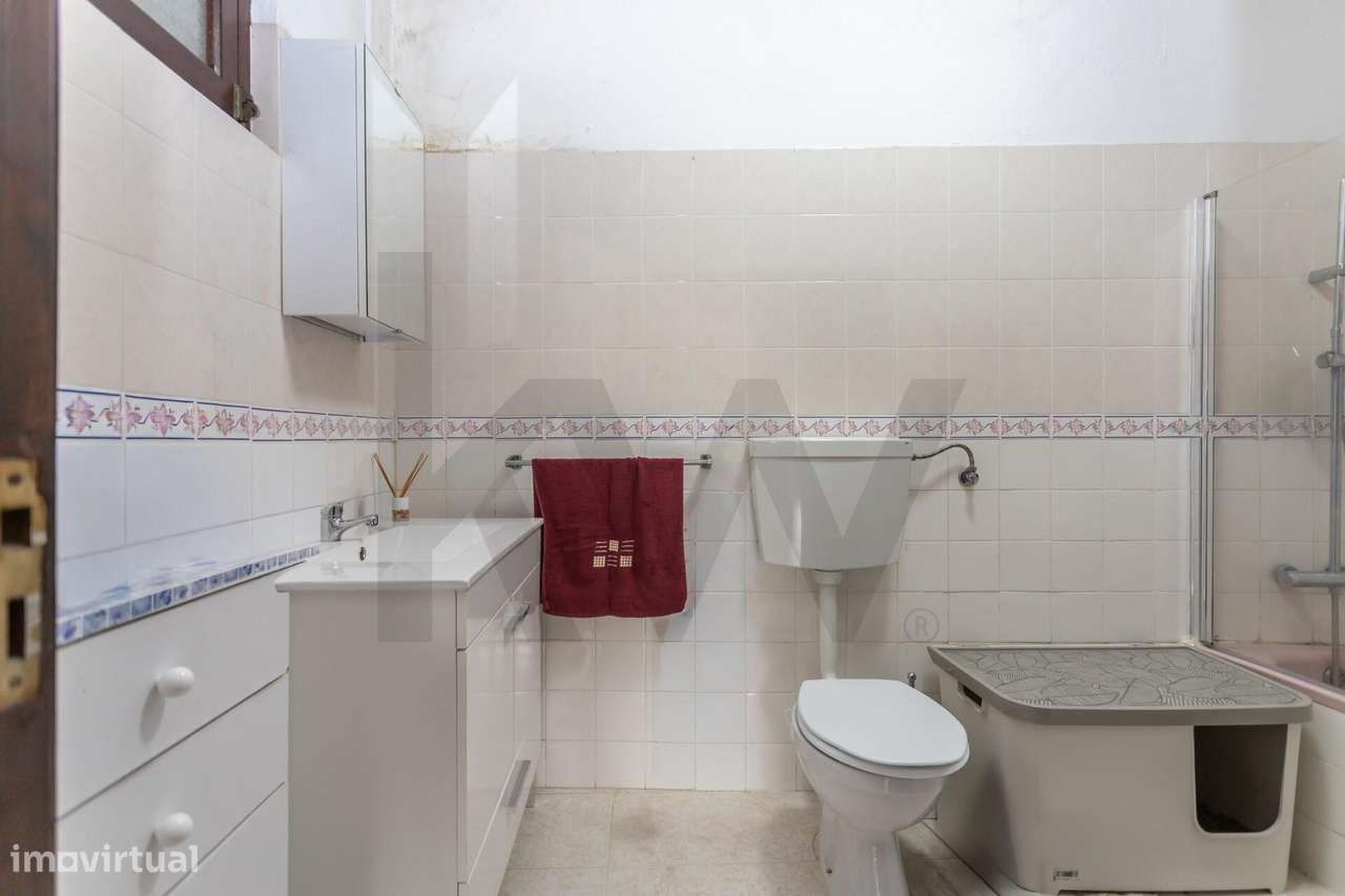 Moradia T2  com Garagem  e anexos inserida num lote de 1500 m2 de ter-18