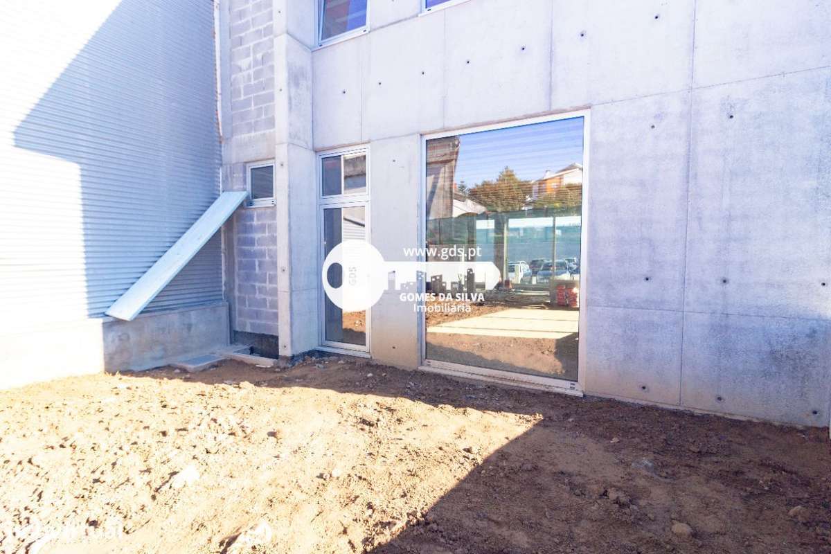 Pavilhão/ Armazém novo com 365m2 próximo da entrada da AE-10