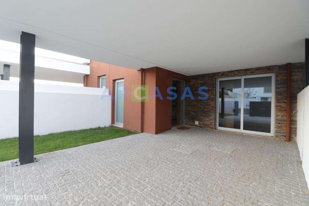 Moradia V3 com jardins e estacionamento na Trofa-33