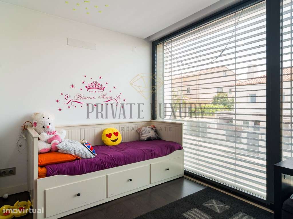 Moradia T4 Contemporânea com Piscina em Caxias-10