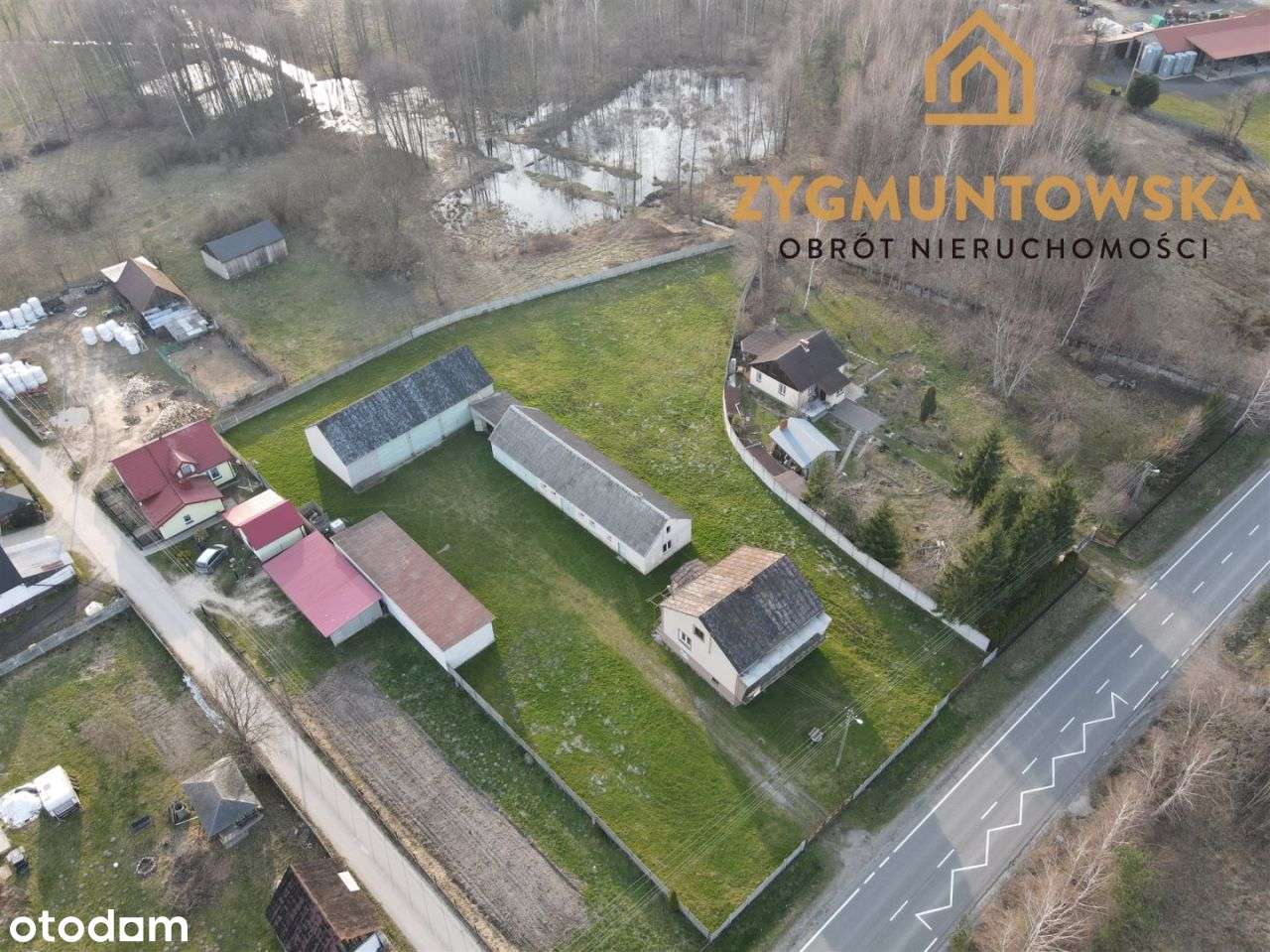 Dom z budynkami gospodarczymi i szeroką działką-4