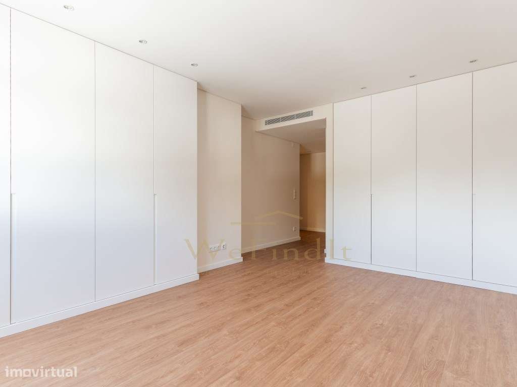Apartamento T1 remodelado num condomínio com garagem, piscina e jar...-11