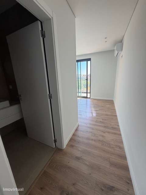 T2 em suítes, Varanda de 35,59 m² e Box para 2 Viaturas | Oeiras Golf-15