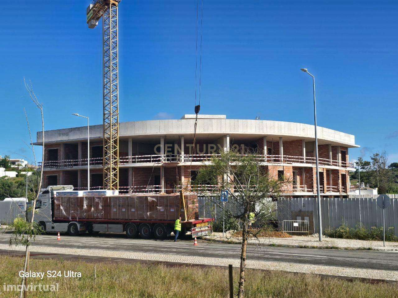 Magnífico apartamento T2+1 de luxo em fase de construção na Meia Praia - Grande imagem: 3/7