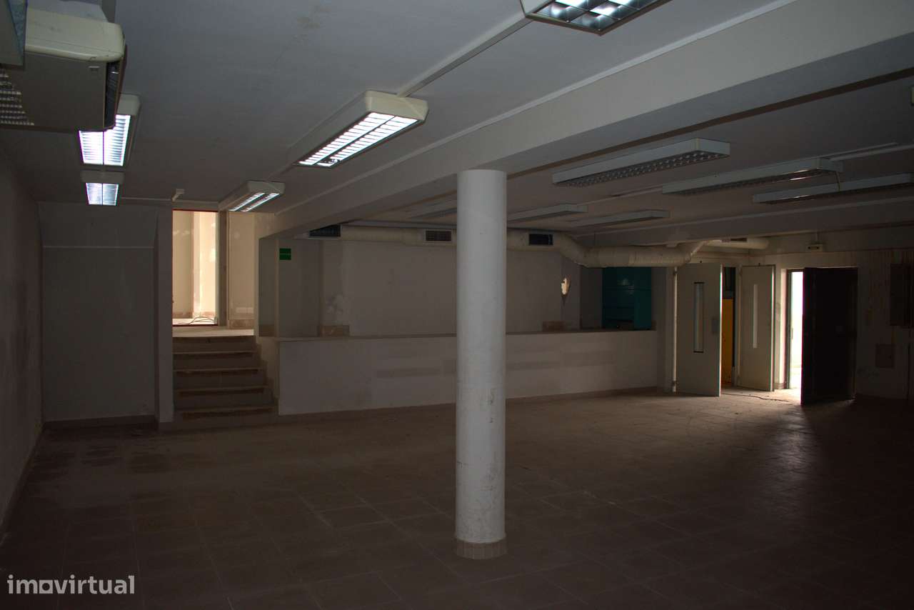 Espaço comercial de 451m² com estacionamento-8