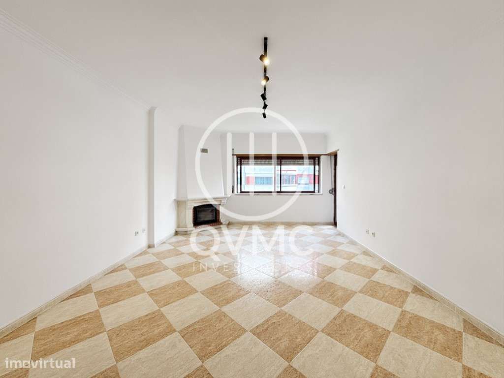 Apartamento T1 na Cavaleira com parqueamento e varanda-12