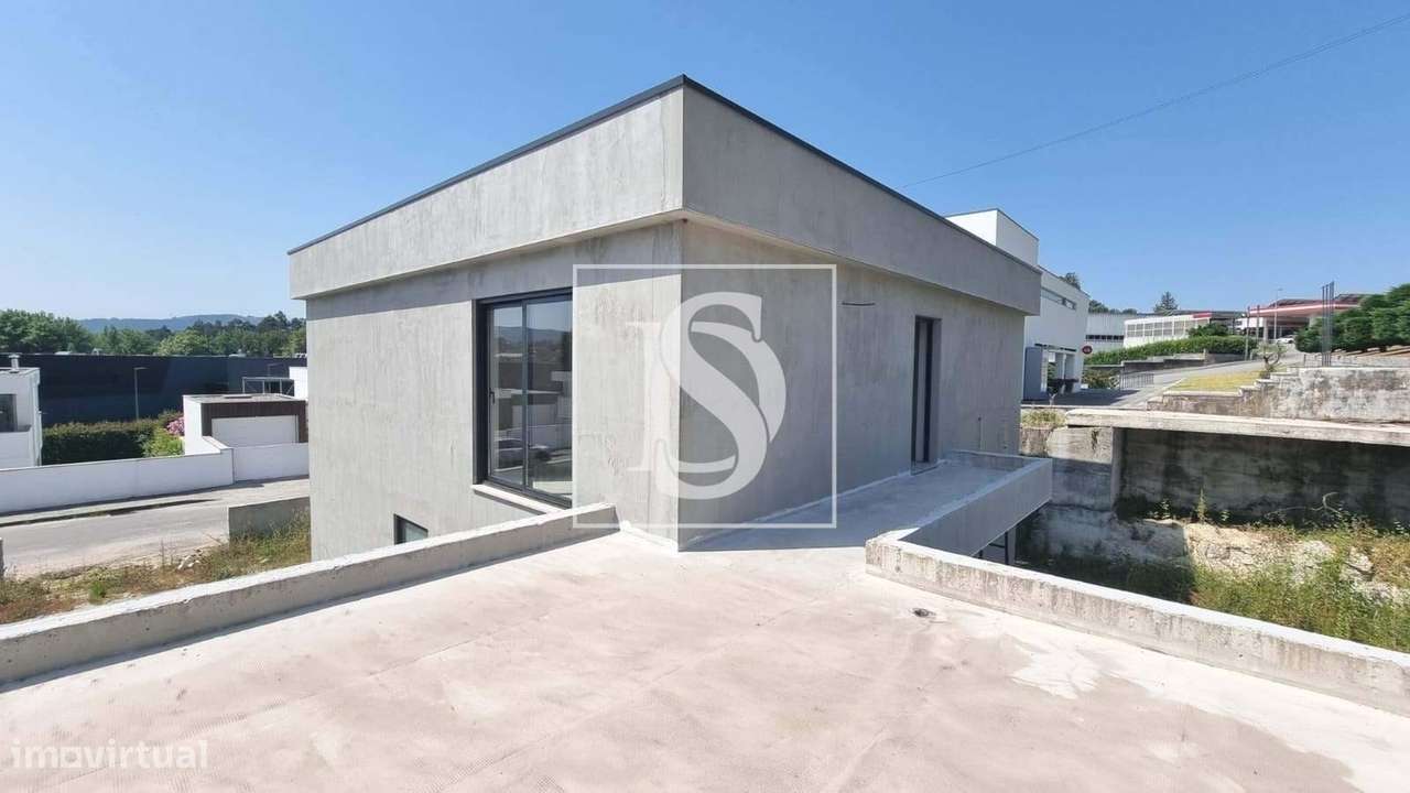 Moradia T3 independente, em construção, na Póvoa de Lanhoso-1