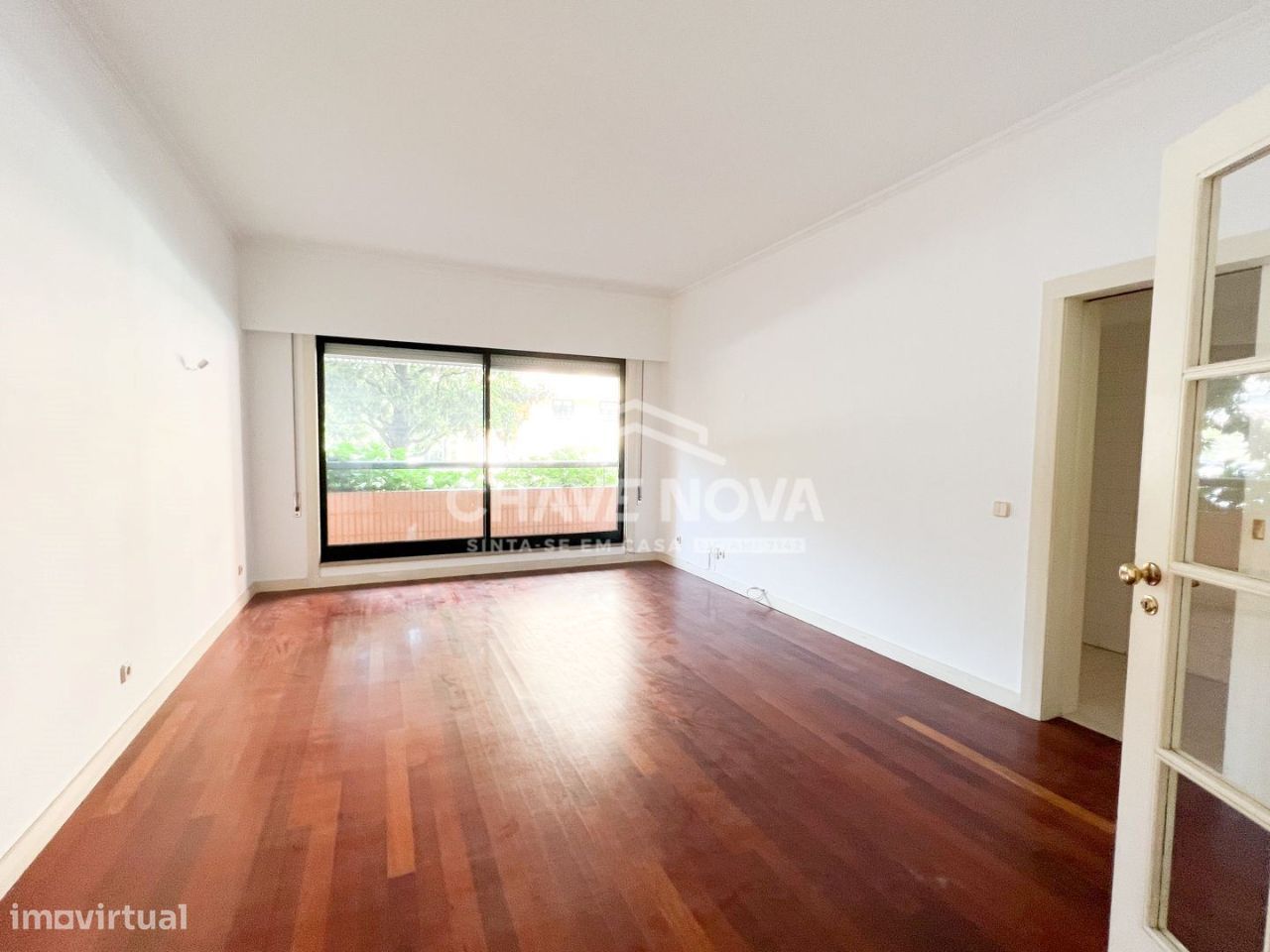Apartamento T2 com uma área total de 157 m2, situado em São Pedro da A