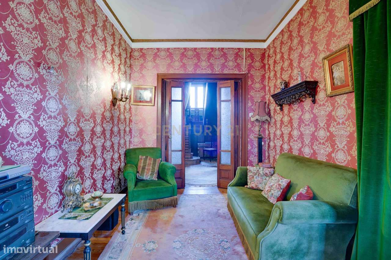 Moradia independente T6, situada no coração da linha de Cascais, junto-9