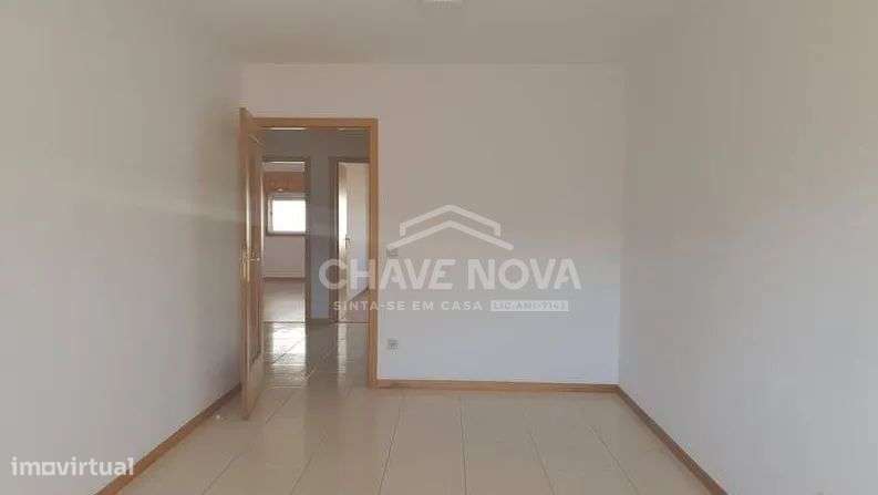 LA - T2 com varanda, para venda, com garagem e elevador em Gondomar - Grande imagem: 4/10